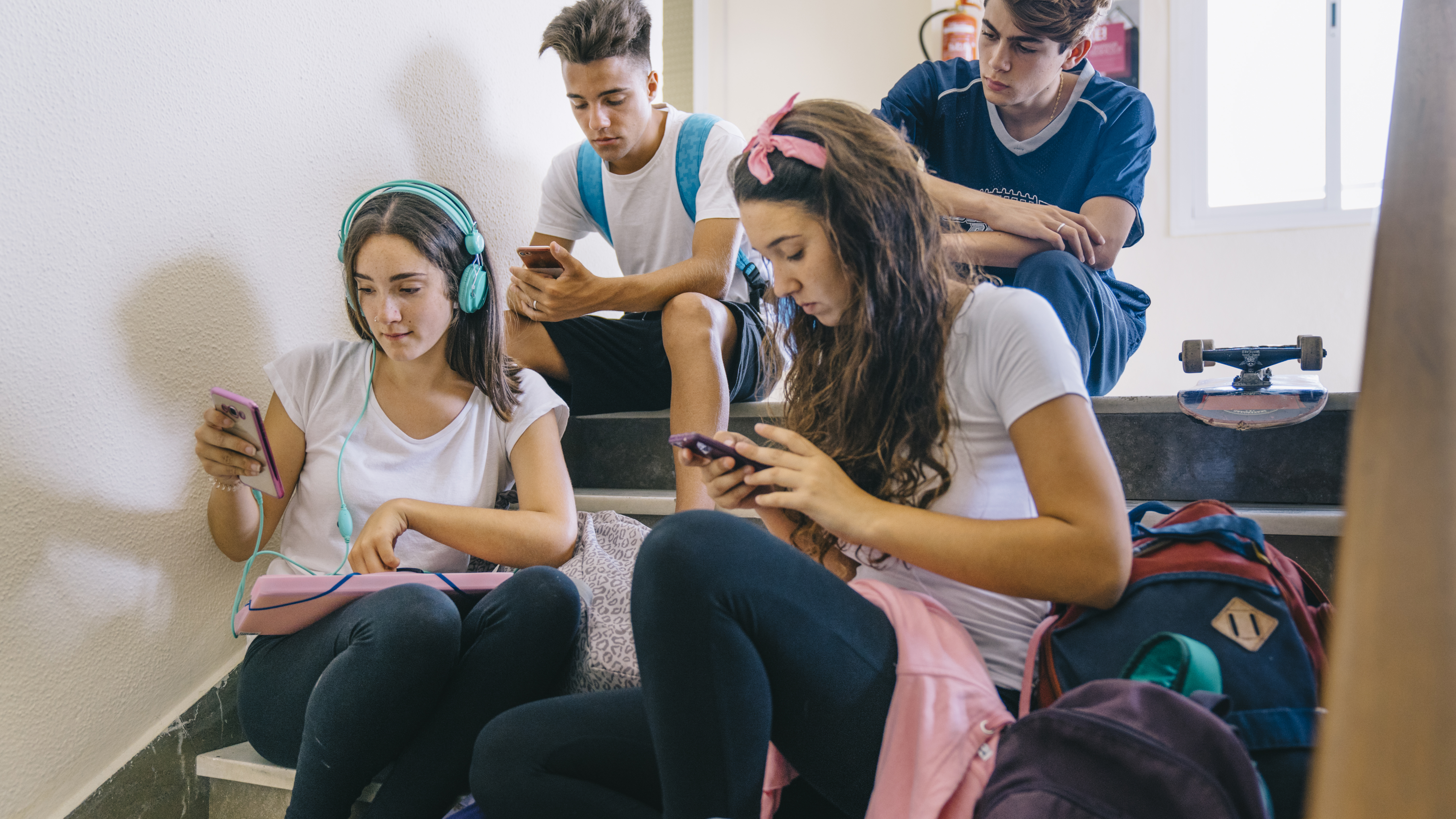 Após restrição aos celulares, escolas mudam estratégia e apostam em educação digital, convivência e apoio às famílias